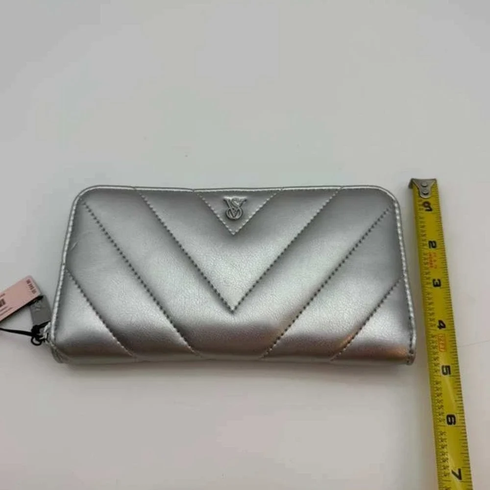 Victoria's Secret Silver Quilted Wallet‎ NWT Metallic Zip Around Wallet New - Picture 6 of 6